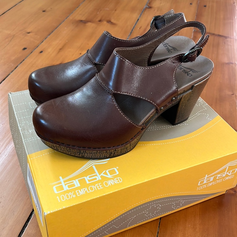 Barely worn brown leather Dansko heeled sandals
